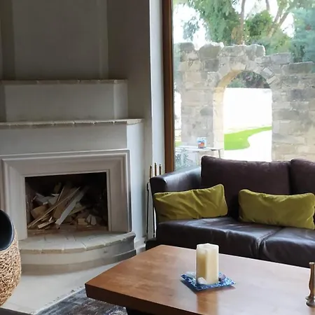 Villa One Bedroom Semi-detached Stone-built With Beautiful Gardens And Pool