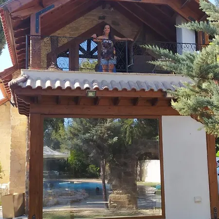 Villa One Bedroom Semi-detached Stone-built With Beautiful Gardens And Pool *