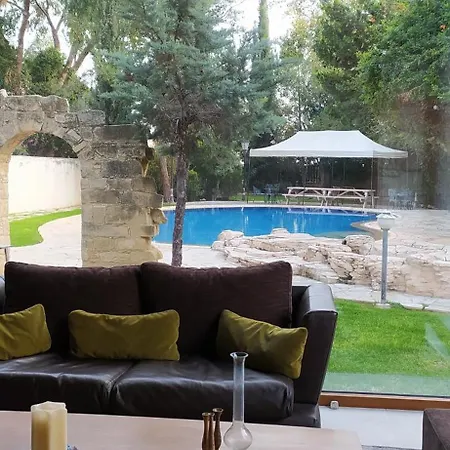 Villa One Bedroom Semi-detached Stone-built With Beautiful Gardens And Pool *