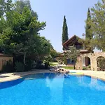 Stone Garden Oasis לימסול